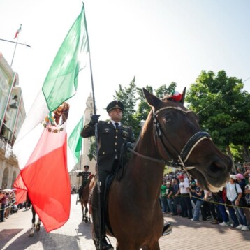 Familias yucatecas disfrutan de Desfile Cívico-Militar por la Independencia