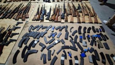 ¡Iban cargados! Detienen a tres con 210 armas ocultas en semirremolques