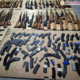 ¡Iban cargados! Detienen a tres con 210 armas ocultas en semirremolques